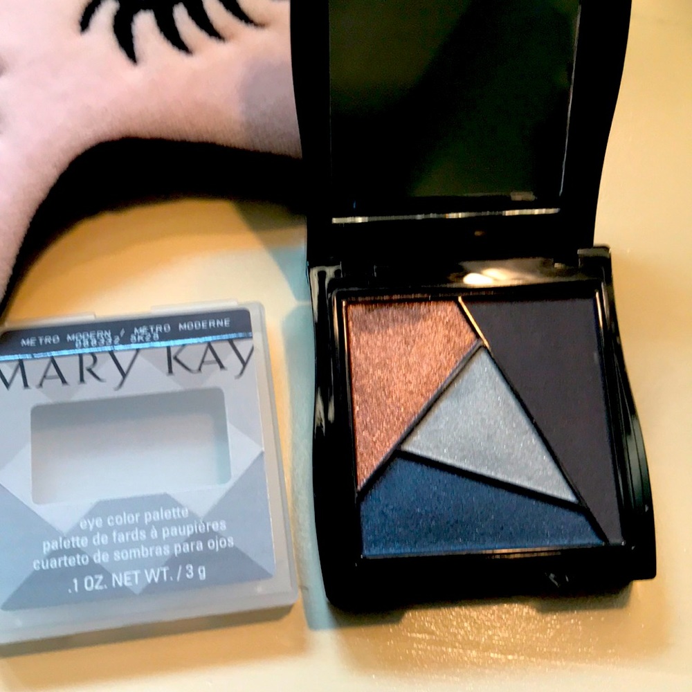 MaryKay eyeshadow kit with compact